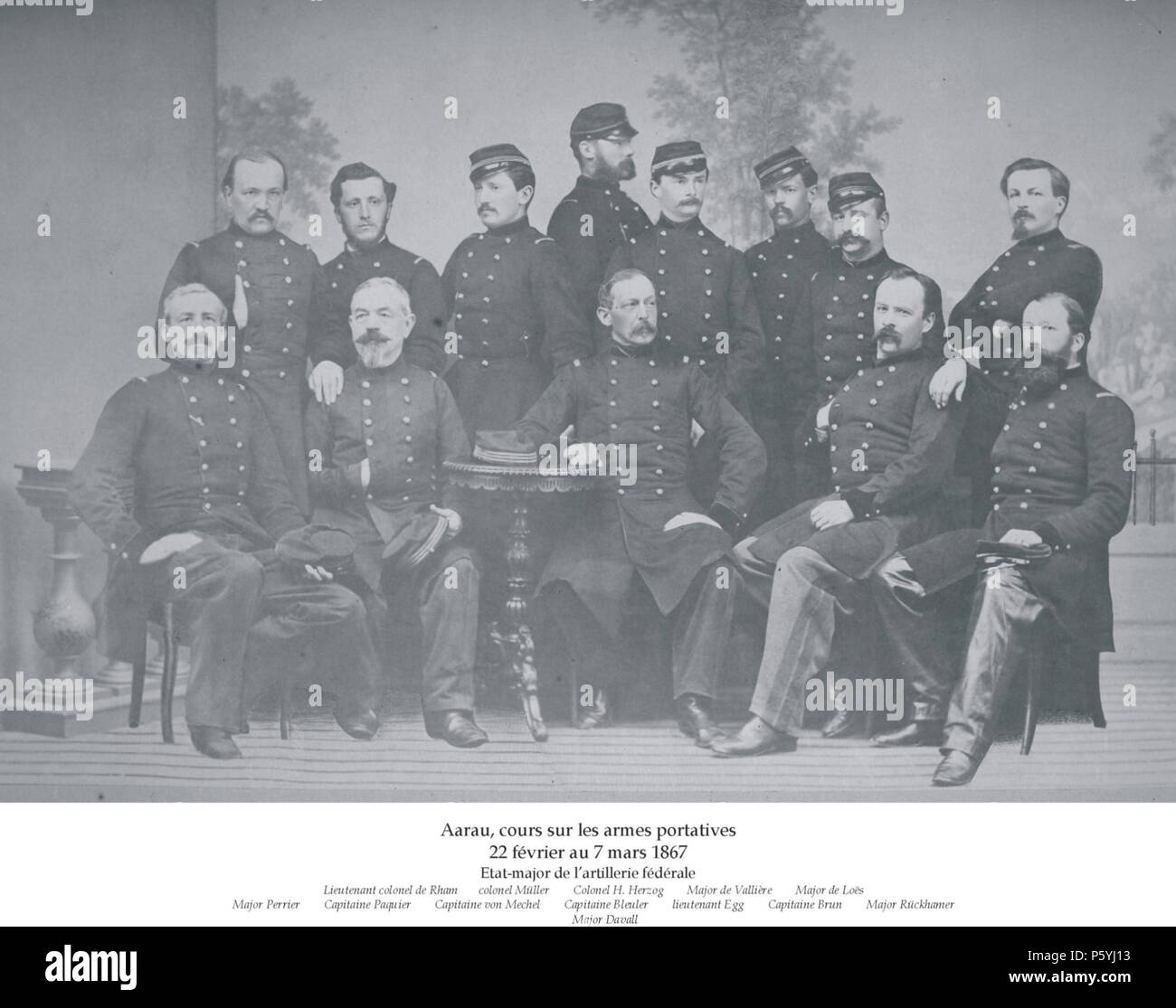 N/A. Français: Foto des Officiers membres de l'état-major de l'Artillerie fédérale assisté ayant au Cours sur les armes portatives du 22 février Au 19 mars 1867 à Aarau. Au centre de la Foto le Oberst Hans Herzog, Instructeur en chef lors de ce Cours et Futur général lors de l'Besetzung des Frontières en 1870/71. Englisch: die Beamten der Schweizer Artillerie die Teilnahme an einer Ausbildung bei Aarau, 22. Februar bis 7. März 1867. In der Mitte die Zukunft General Hans Herzog. Vorderseite (Sitzend, von links nach rechts): Lieutenant Colonel de Rham Oberst Müller Oberst Herzog Major de Vallière Major de Loës Zurück Stockfoto