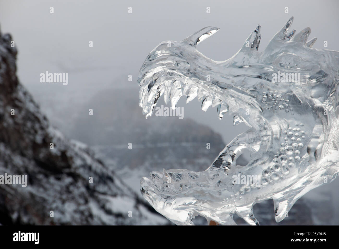 Dragon Ice Carving am Ice Magic Festival, Chateau Lake Louise, Lake Louise, Banff Nationalpark. Stockfoto