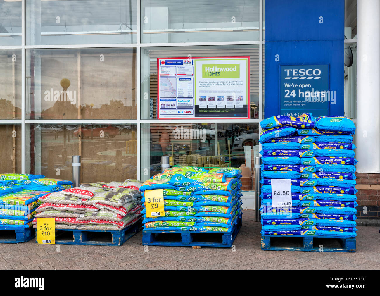 Säcke mit Blumenerde, Kompost außerhalb einem Tesco Supermarkt gestapelt Stockfoto