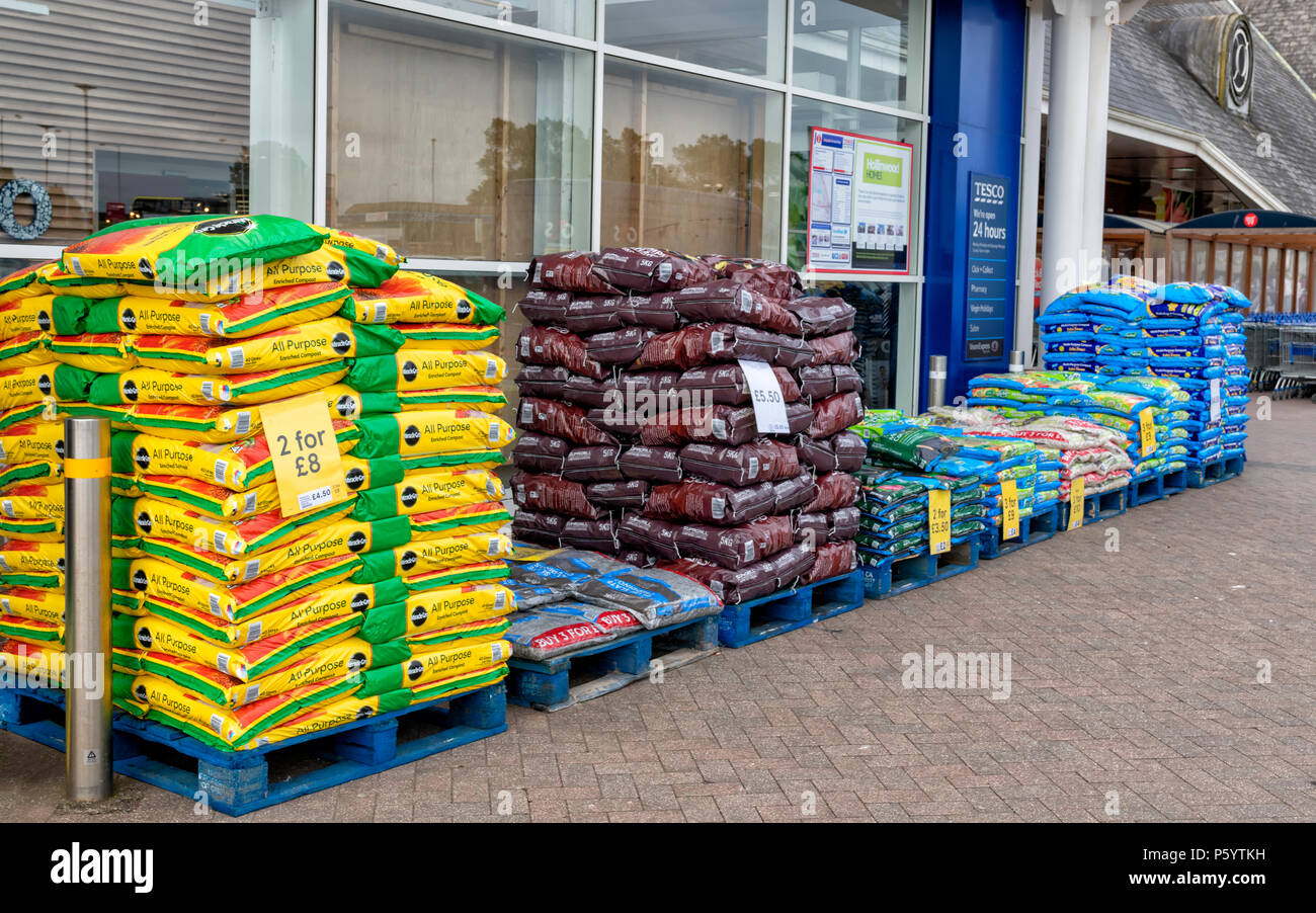 Säcke mit Blumenerde, Kompost außerhalb einem Tesco Supermarkt gestapelt Stockfoto