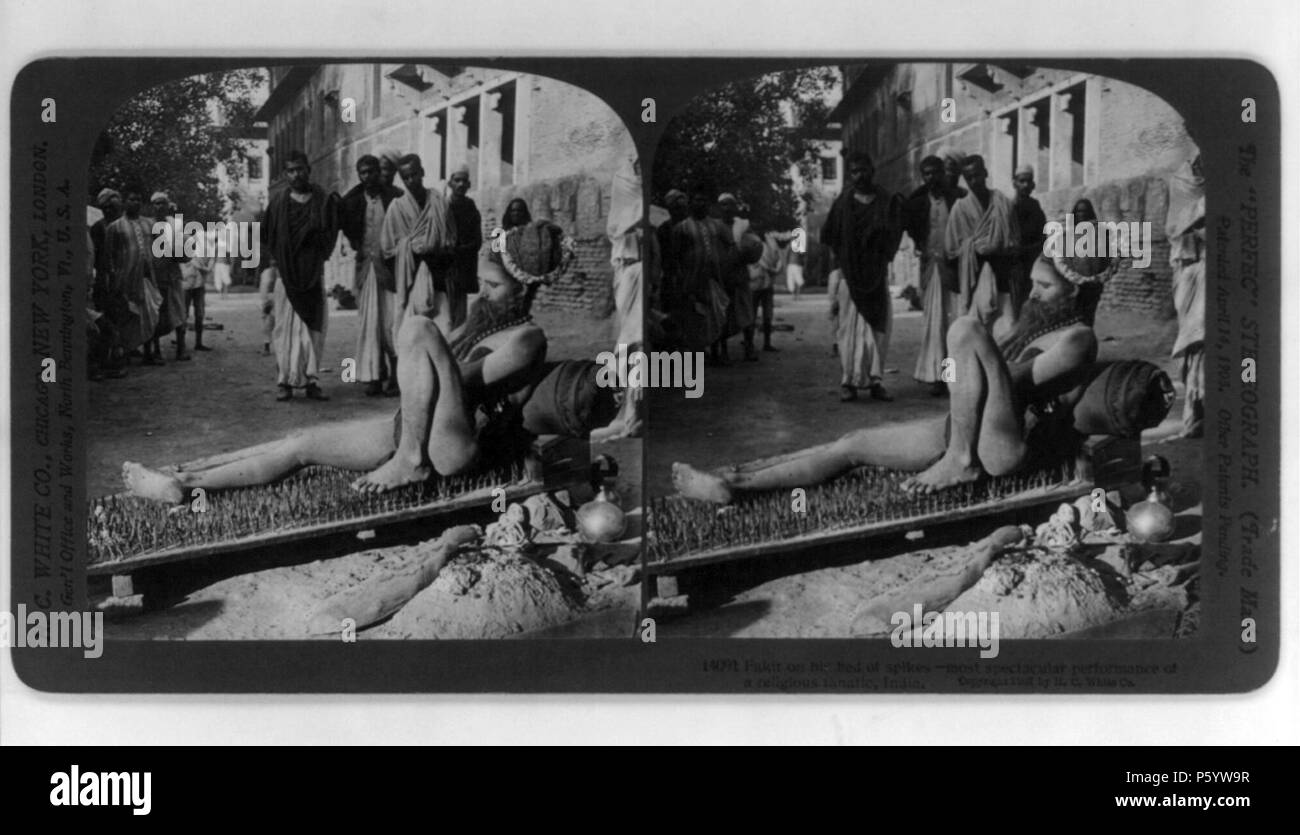 N/A. Englisch: Fakir auf seinem Bett von Spikes. 1903. Unbekannt 546 Fakir auf seinem Bett der Stacheln im Jahr 1903 Stockfoto