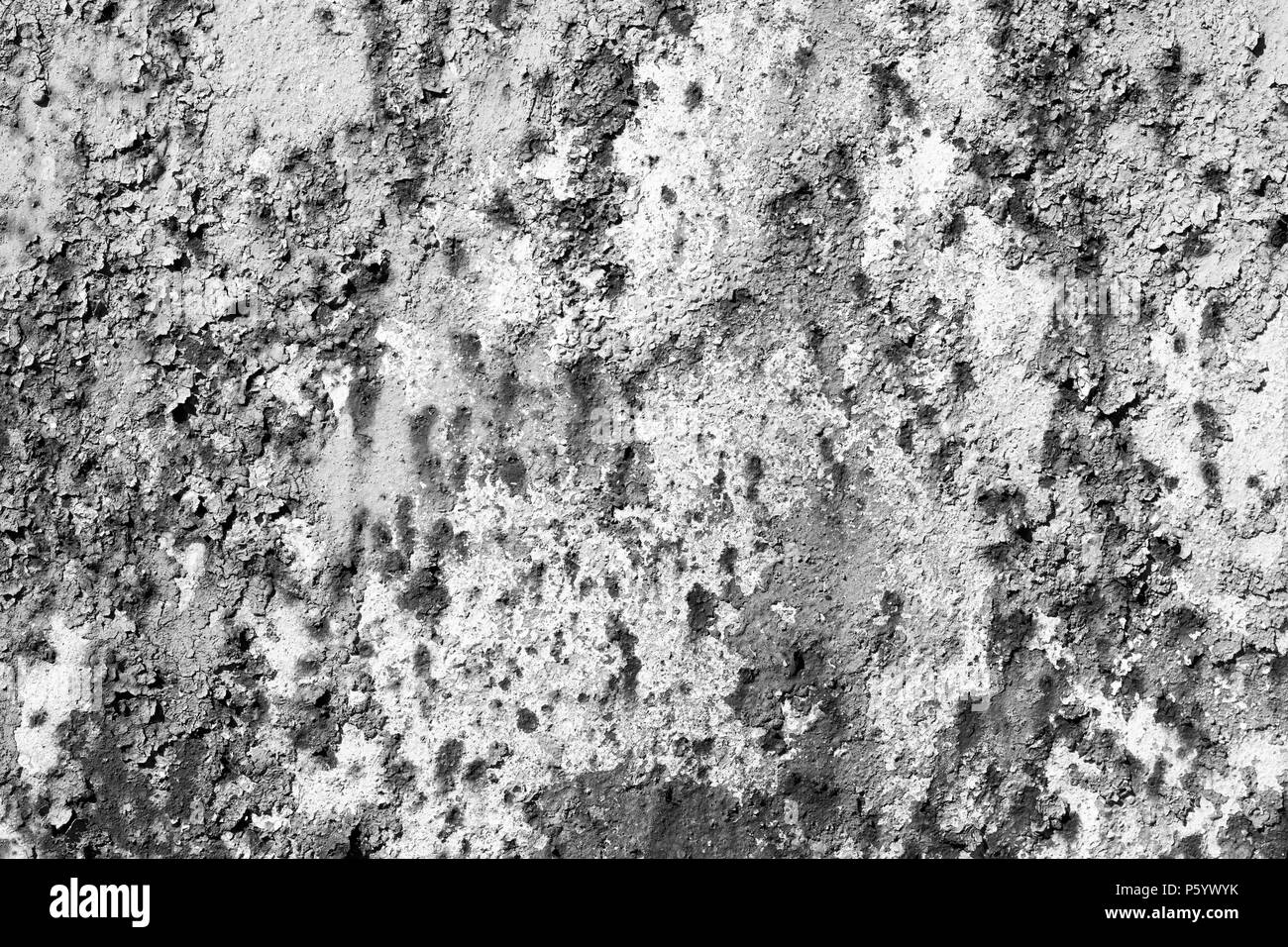Risse grunge Textur der alten Mauer mit Rissen und Rostflecken. Schwarz und Weiß rauh Hintergrund. Stockfoto