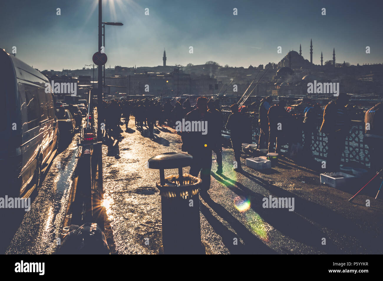 Menschen Silhouetten zu Fuß auf Galata Brücke in Istanbul, Türkei. Urban Ansicht mit Stau und Einheimische. Stockfoto