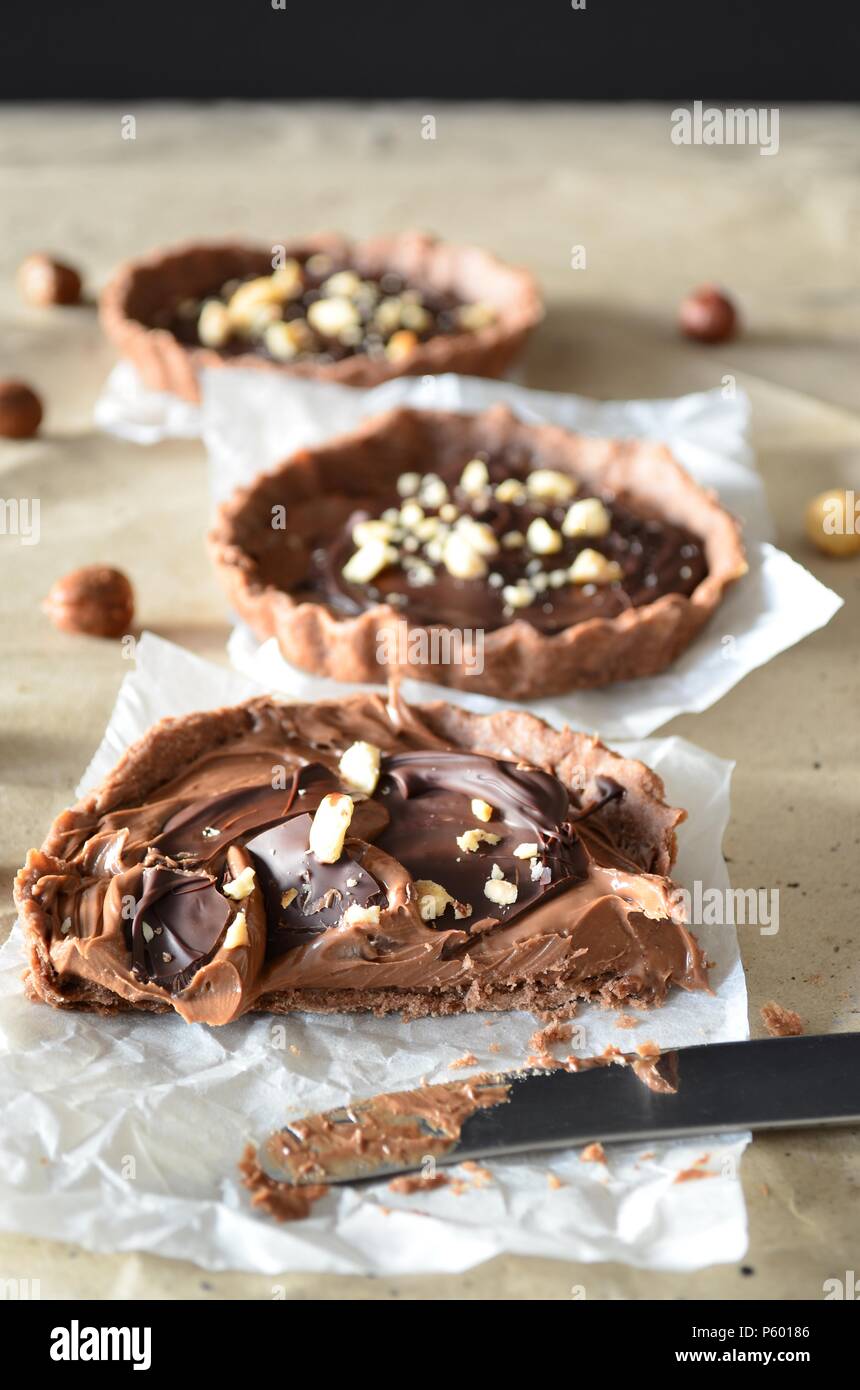 Schokolade Kuchen mit Sahne und Haselnuss, auf Backpapier Stockfoto
