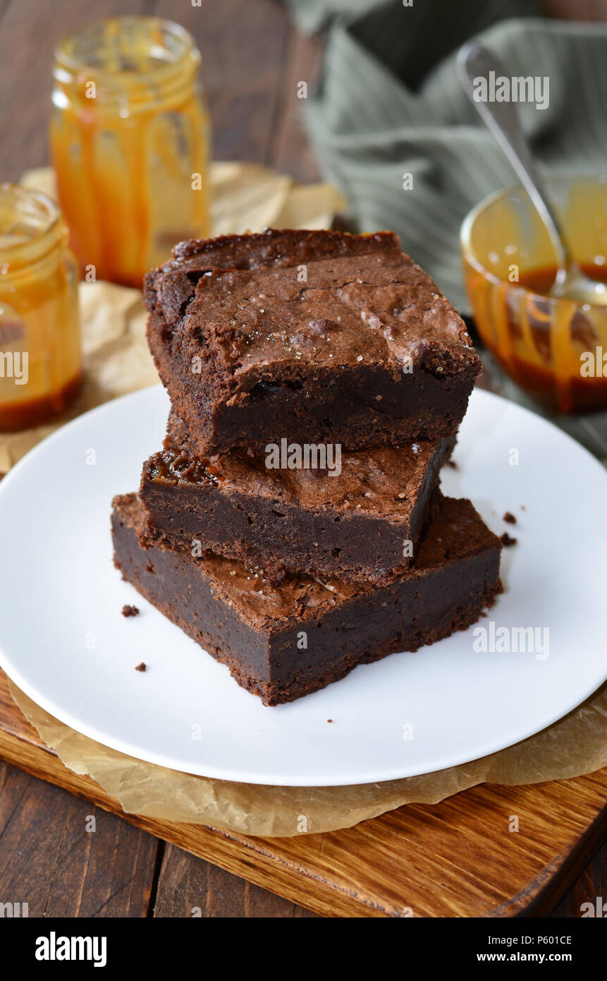 Leckere Brownies mit Karamellsauce, hausgemachte Schokolade Dessert Stockfoto