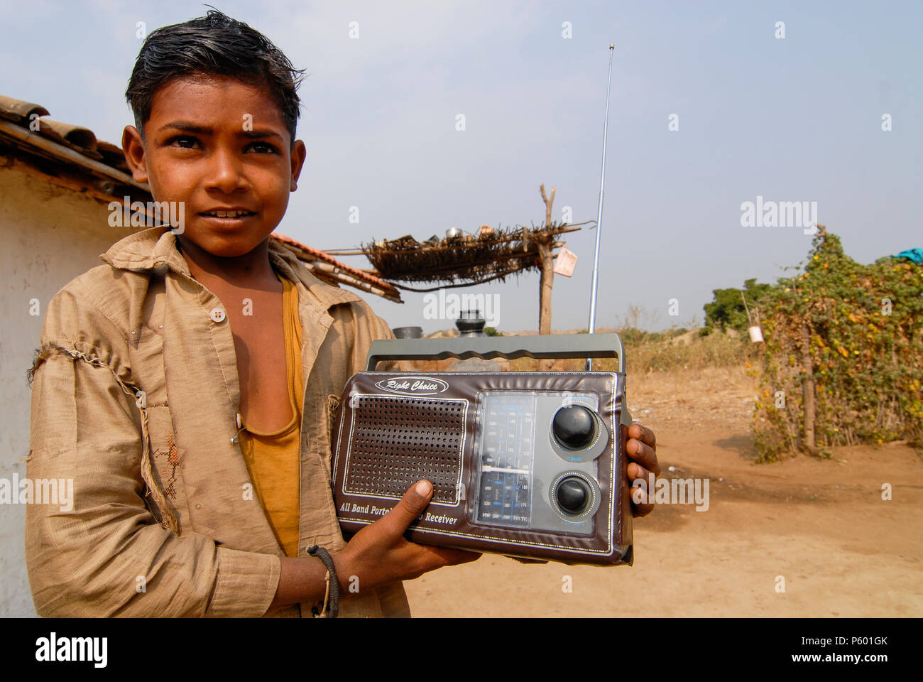 Indien, Madhya Pradesh, Junge mit Radio im Dorf Stockfoto