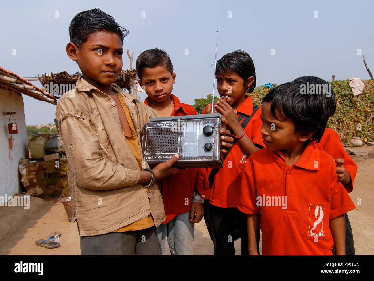 Indien, Madhya Pradesh, Kinder mit Radio im Dorf Stockfoto