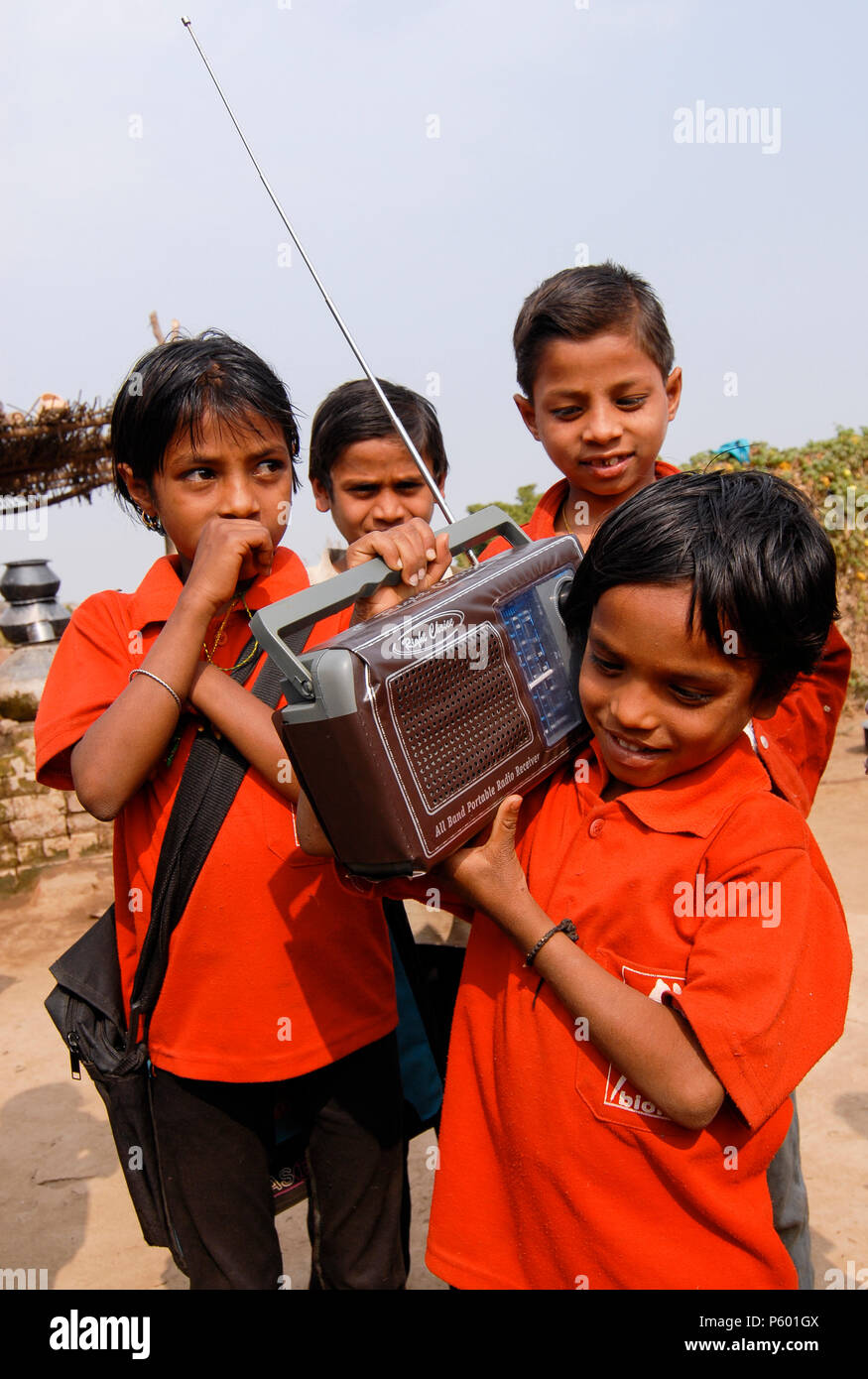 Indien, Madhya Pradesh, Kinder mit Radio im Dorf Stockfoto