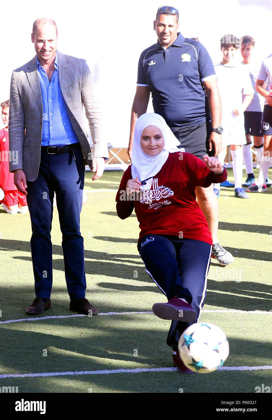 Der Herzog von Cambridge trifft strebende junge Fußballer während einer kulturellen Engagement in Ramallah im Westjordanland als Teil seiner Reise in den Nahen Osten. Stockfoto