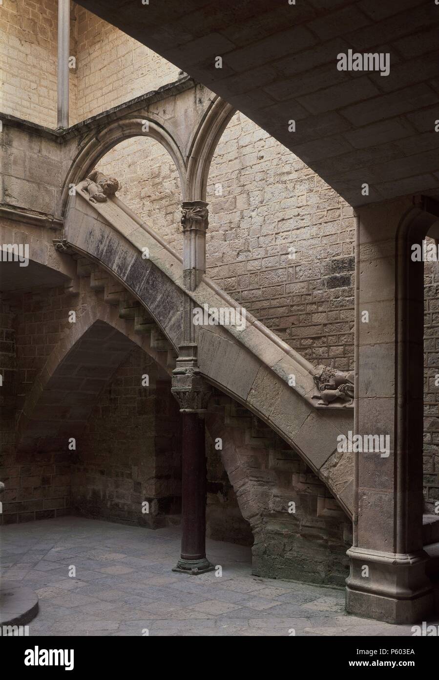 PALACIO REAL del Monasterio de Santes Creus - ESCALERA DEL PATIO DE DON PEDRO III. Lage: Santes Creus Kloster, AIGUAMÚRCIA, Tarragona, Spanien. Stockfoto