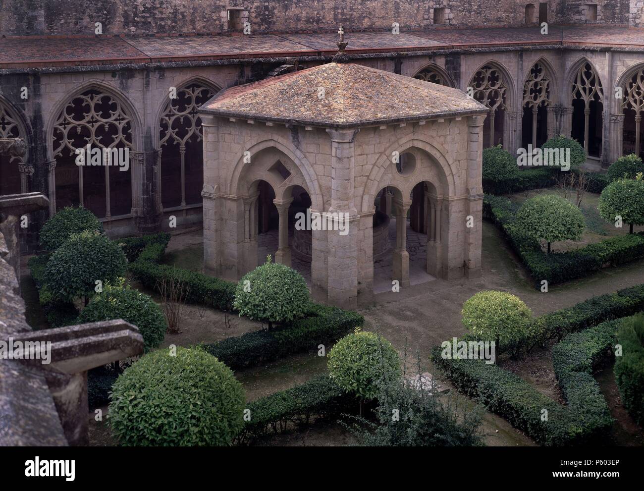 TEMPLETE SECHSECKIGE DEL CLAUSTRO ANTERIOR del Monasterio de Santes Creus - SIGLO XIV - GOTICO KATALANISCH. Lage: Santes Creus Kloster, AIGUAMÚRCIA, Tarragona, Spanien. Stockfoto