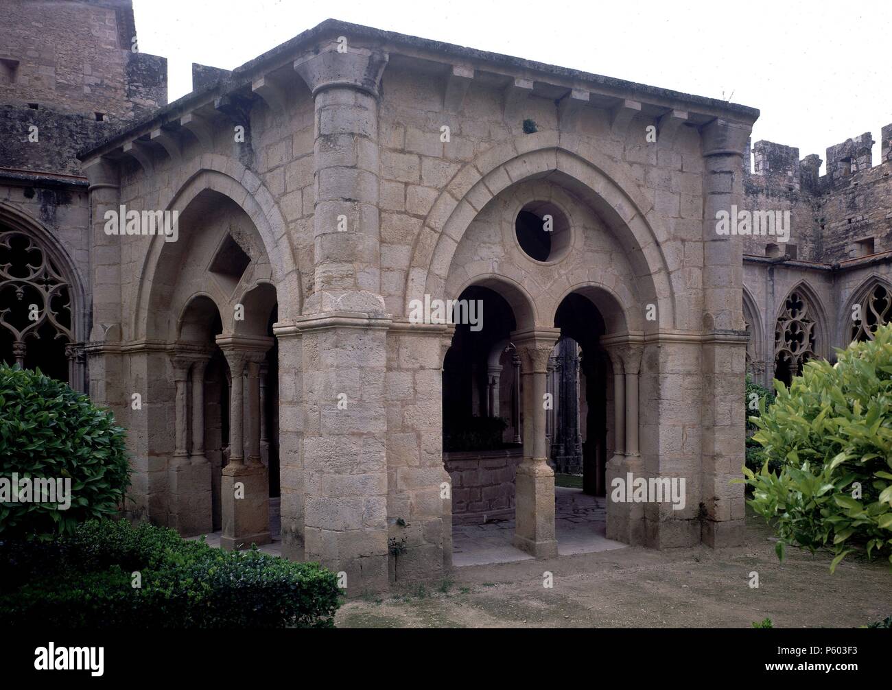 TEMPLETE SECHSECKIGE DEL CLAUSTRO ANTERIOR del Monasterio de Santes Creus - SIGLO XIV - GOTICO KATALANISCH. Lage: Santes Creus Kloster, AIGUAMÚRCIA, Tarragona, Spanien. Stockfoto