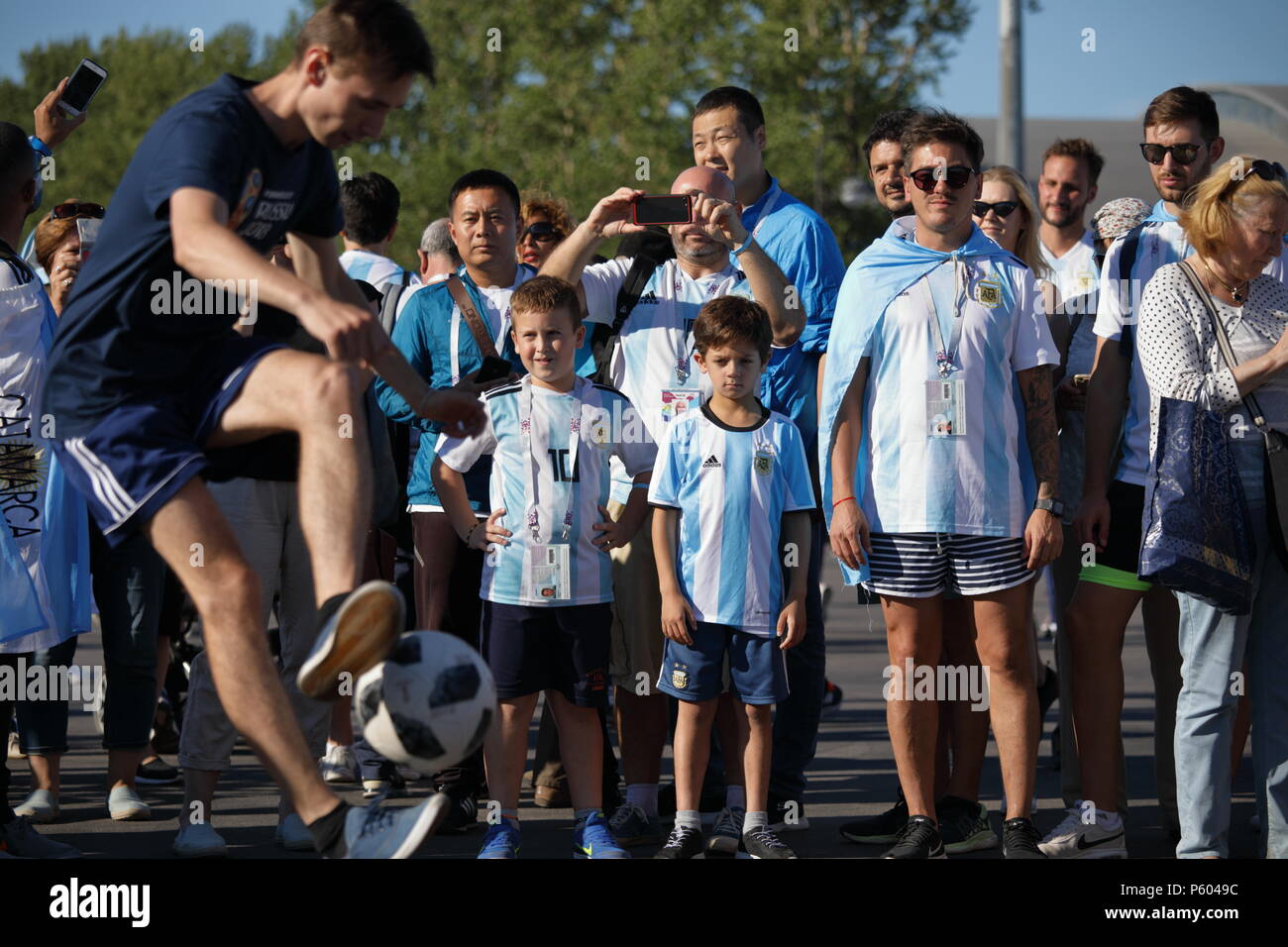 St. Petersburg, Russland - 26. Juni 2018: Die argentinische Fußball-Fans nach St. Petersburg Stadion ihre Mannschaft im Spiel der FIFA-C zu unterstützen. Stockfoto