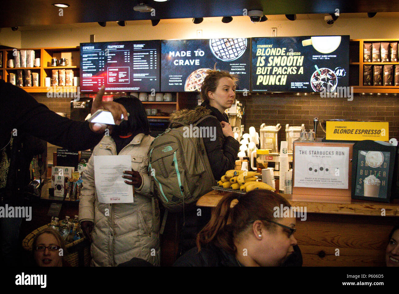 Philadelphia, USA, 16. April 2018. Nach der Festnahme von zwei schwarze Männer, die Badezimmer in einem Philadelphia Starbucks zu verwenden, interreligiöse Gruppen protestierten der Store für die Nichterfüllung der rassische Vorurteile und Rolle in der Gentrifizierung. Stockfoto