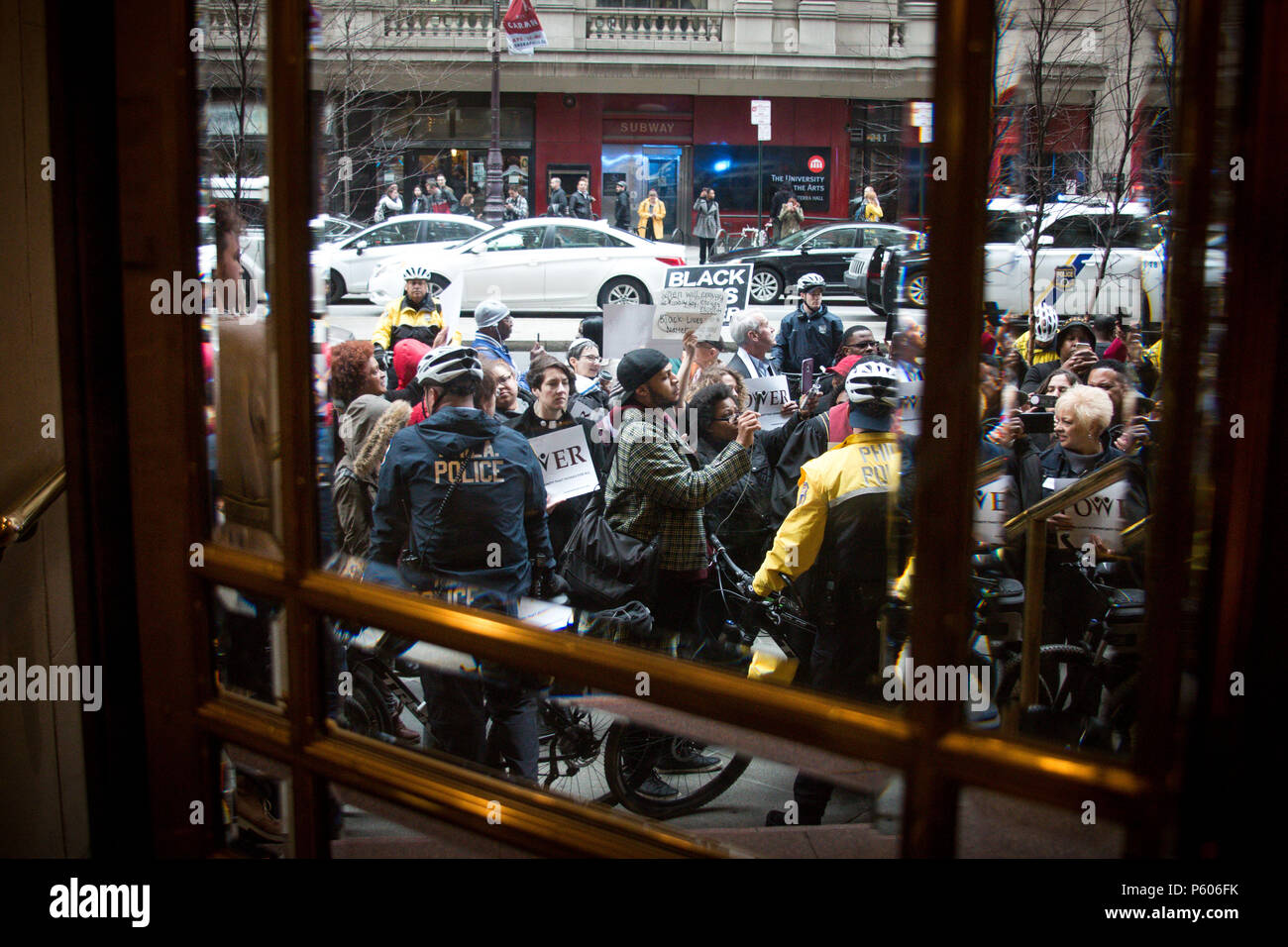 Philadelphia, USA, 16. April 2018. Nach der Festnahme von zwei schwarze Männer, die Badezimmer in einem Philadelphia Starbucks zu verwenden, interreligiöse Gruppen protestierten der Store für die Nichterfüllung der rassische Vorurteile und Rolle in der Gentrifizierung. Stockfoto