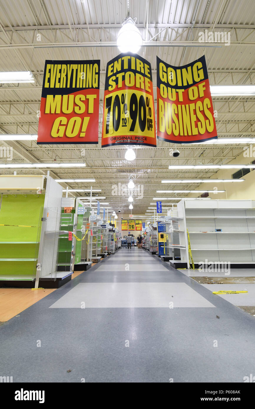 "Going out der Zeichen" hängen in einem fast leeren Toys R Us Store in Manchester, N.H., USA., am 25. Juni 2018. Stockfoto