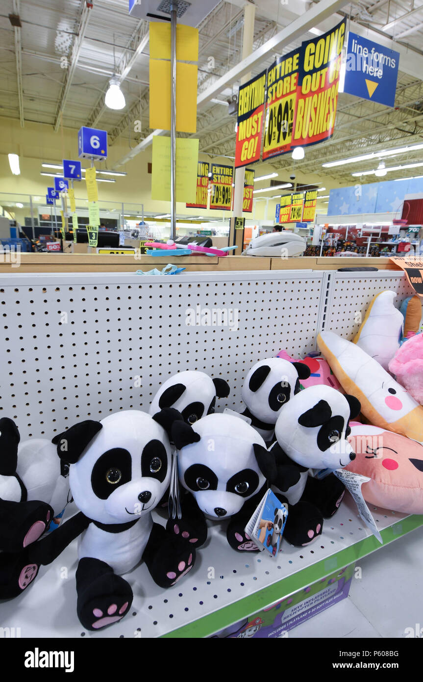 Ausgestopfte Tiere sitzen in einem Toys R Us Store in Manchester, N.H., USA unberührt, während ihre liquidation Verkauf am 25. Juni 2018. Stockfoto