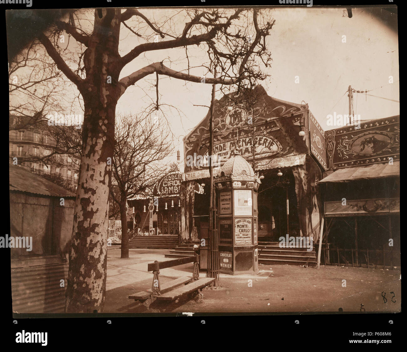 Kiosk und Street Fair, Fête du Vaugirard; Eugène Atget (Französisch, 1857 - 1927); Paris, Frankreich; 1925; Gelatine Silber ausdrucken Papier drucken; 17,9 x 22,5 cm (7 1/16 x 8 7/8 in.); 90. XM 64.39 534 Eugène Atget, Fête Vaugirard (Street Fair und Kiosk), 1925 Stockfoto