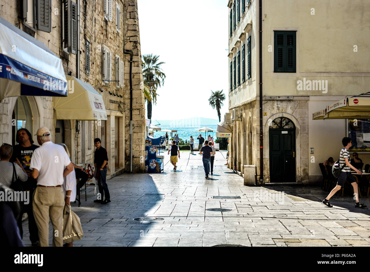 Touristen und Kroaten sammeln in der Nähe der Obst Platz in der Altstadt von Split Kroatien mit der Riva Uferpromenade in Aussicht Stockfoto