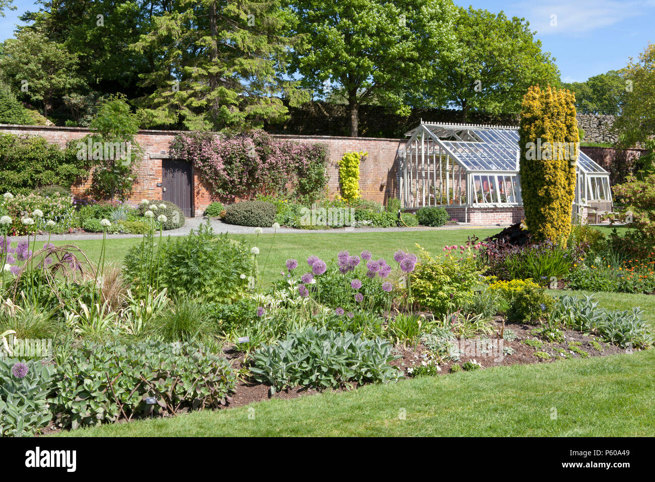 Der ummauerte Garten an Holehird Gärten in der Nähe von Windermere im Lake District, Cumbria Stockfoto