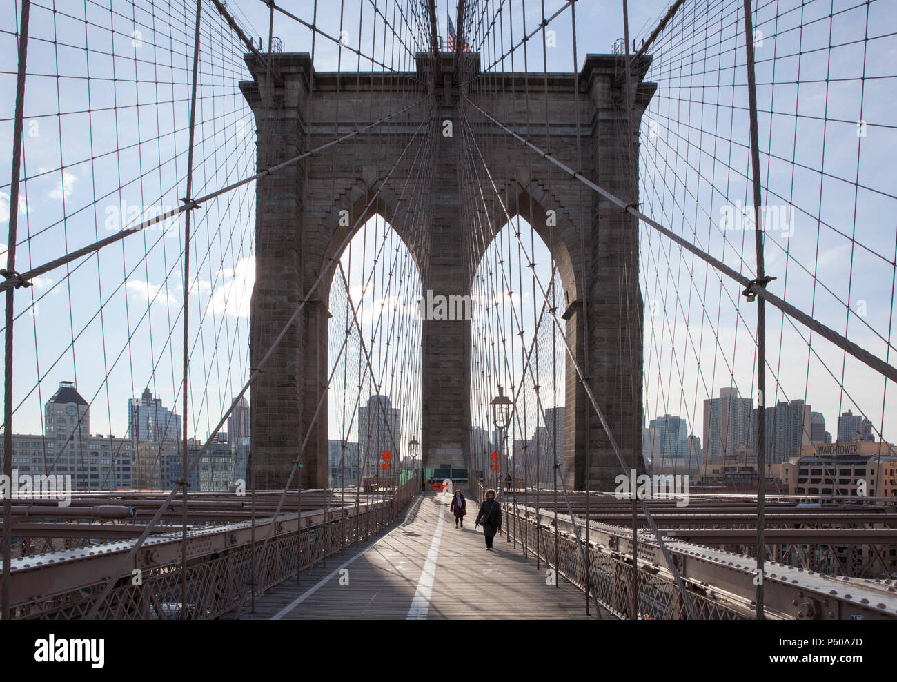 Die Fußgängerzone der Brooklyn Bridge, Wahrzeichen, das New York Städte East River. Stockfoto