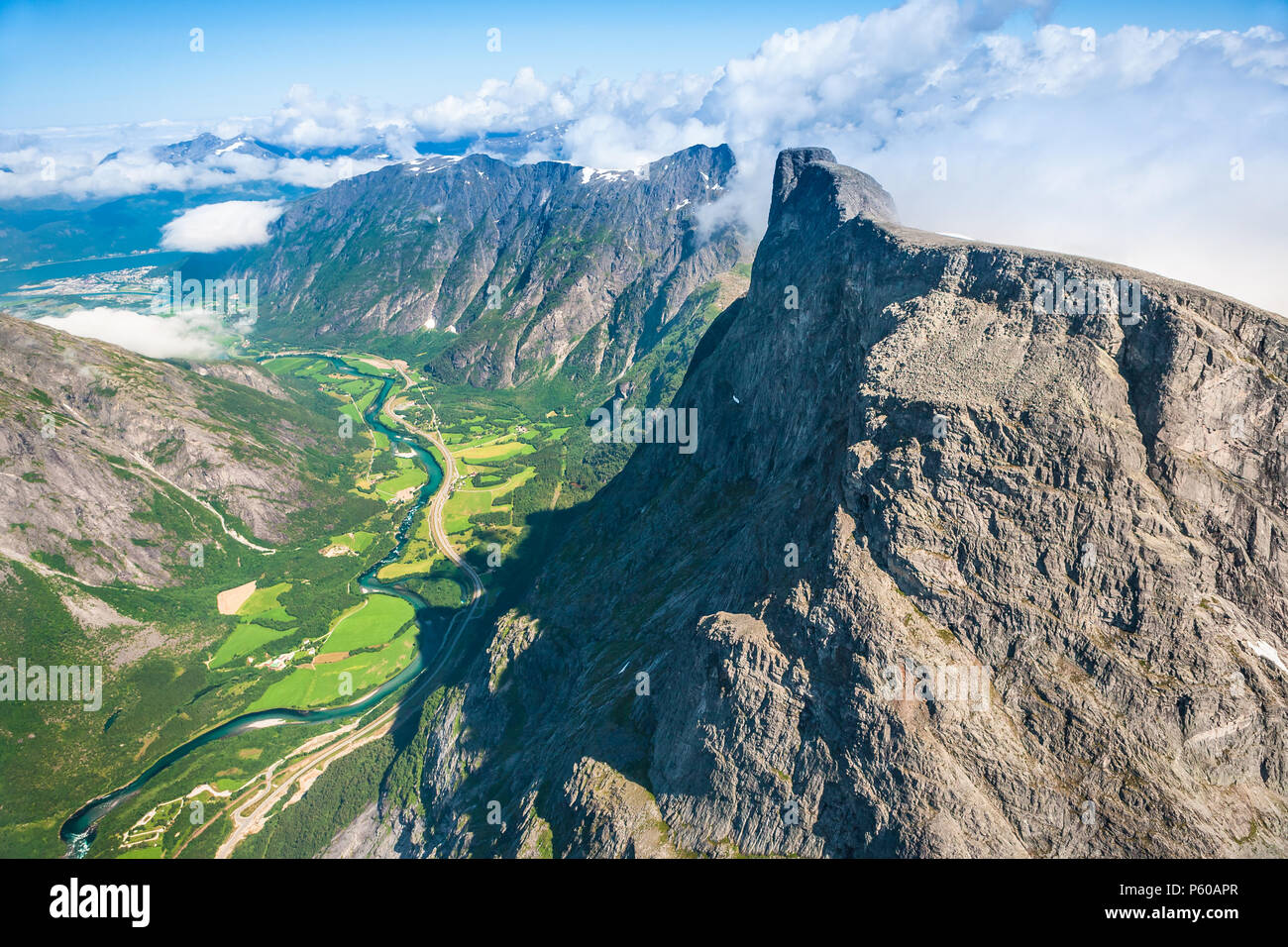 Luftaufnahme über Tal Romsdalen, Østfold, Norwegen. Die peak Romsdalshorn, 1550 m, befindet sich rechts von der Mitte. Stockfoto
