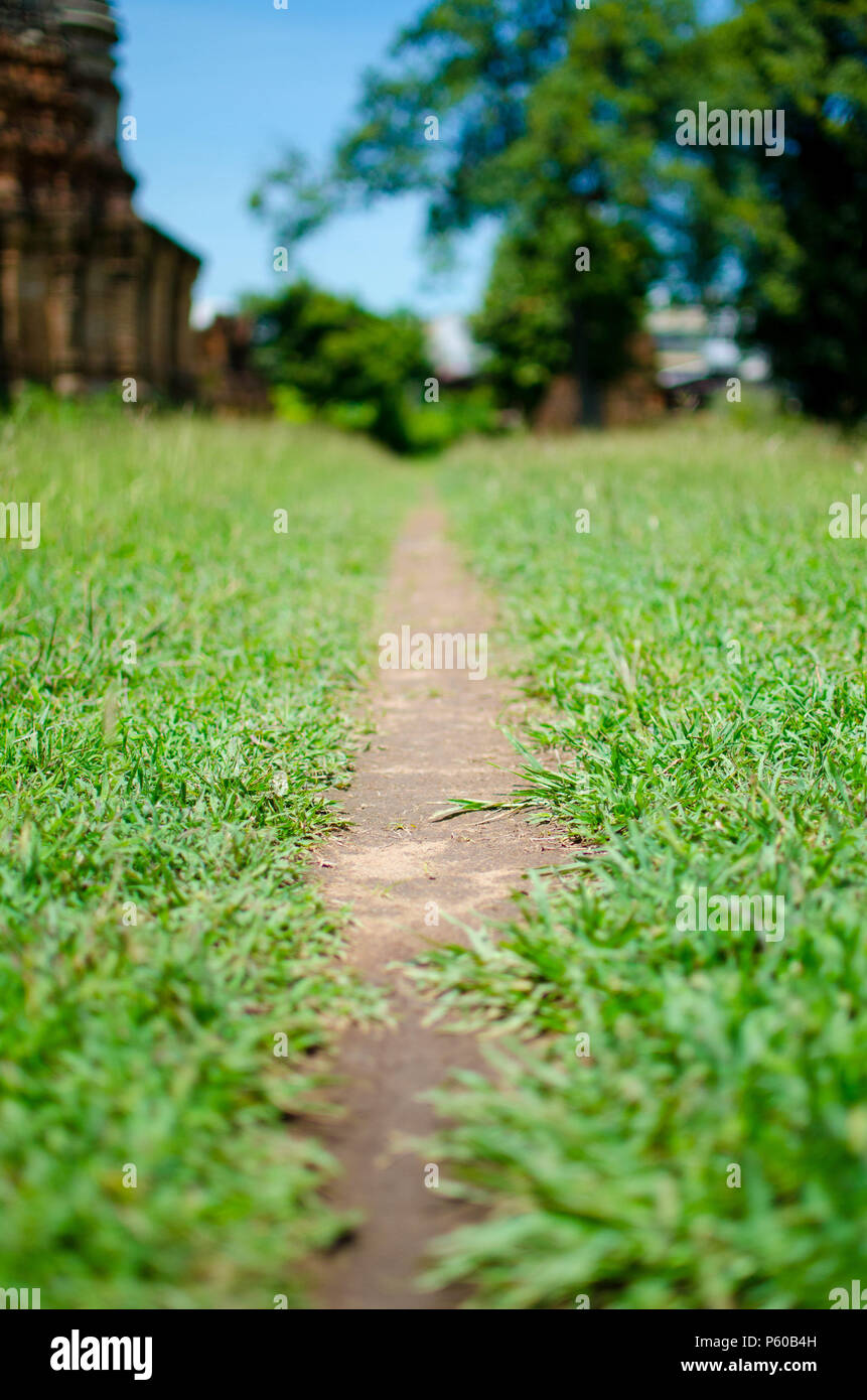 Weg durch den Garten von Wat Phra Sri Rattana Mahathat in Lopburi, Thailand. Stockfoto