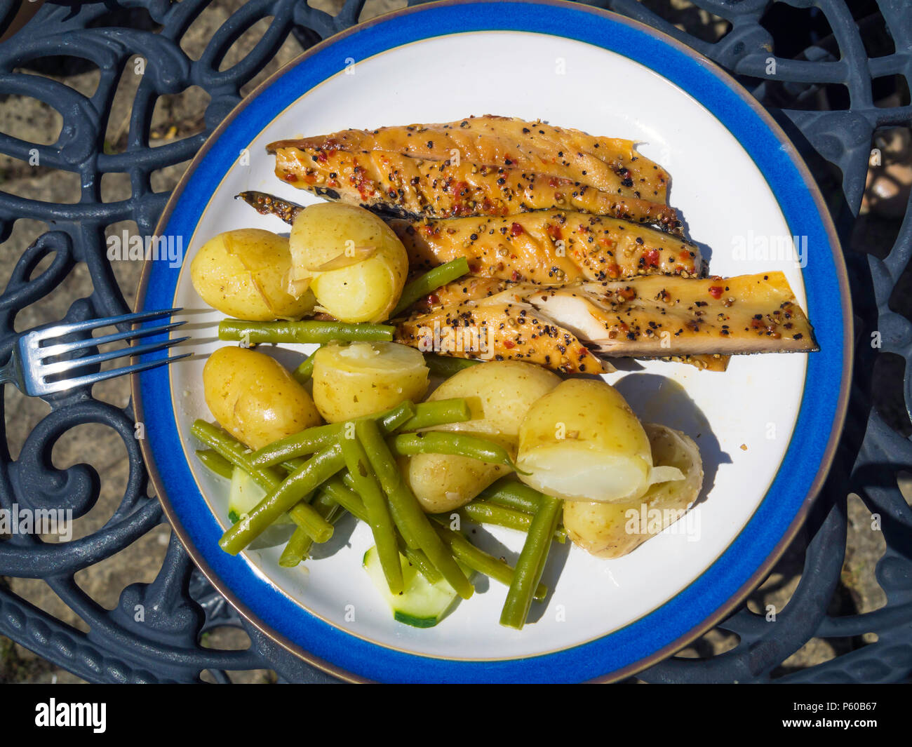 Essen Im Freien Im Sommer Mittagessen Geraucherten Makrelen Und Gespickt Mit Neuen Kartoffeln Und Grune Bohnen Stockfotografie Alamy