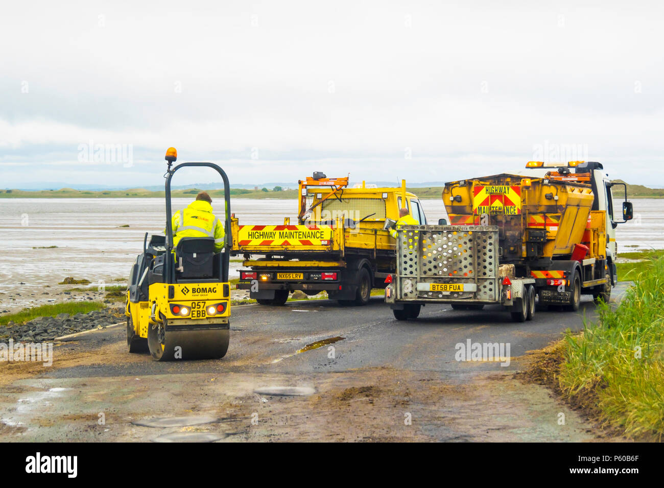 Straße Reparatur Team auf der heiligen Insel Ende der Damm mit dem Festland Reparatur von Schlaglöchern Stockfoto