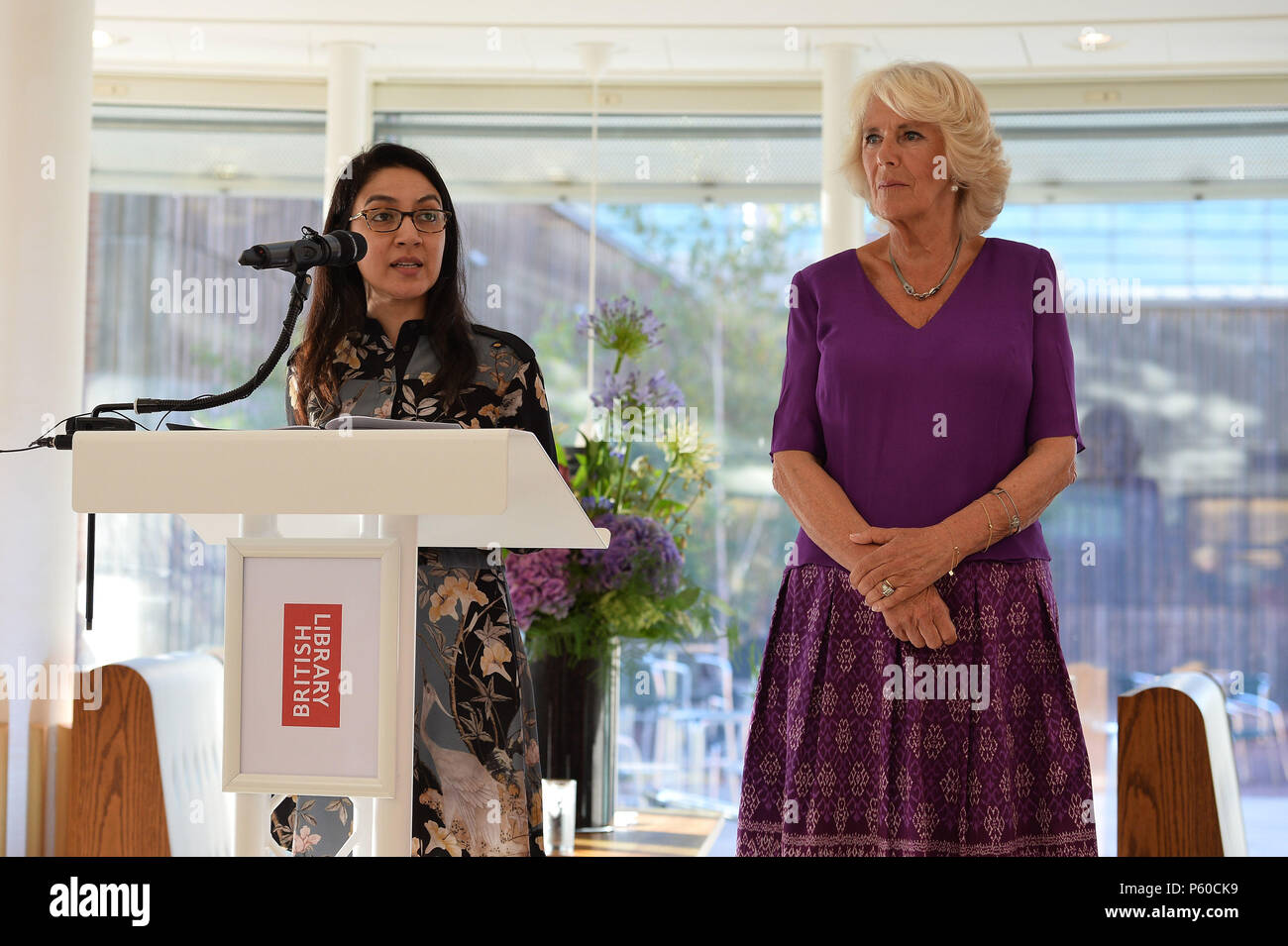 RSL Fellow Tahmima Anam (links) Als die Herzogin von Cornwall besucht einen Empfang in der British Library in London, der von der Königlichen Gesellschaft für Literatur, wo '40 unter 40' neue Stipendiaten werden eingesetzt. Stockfoto
