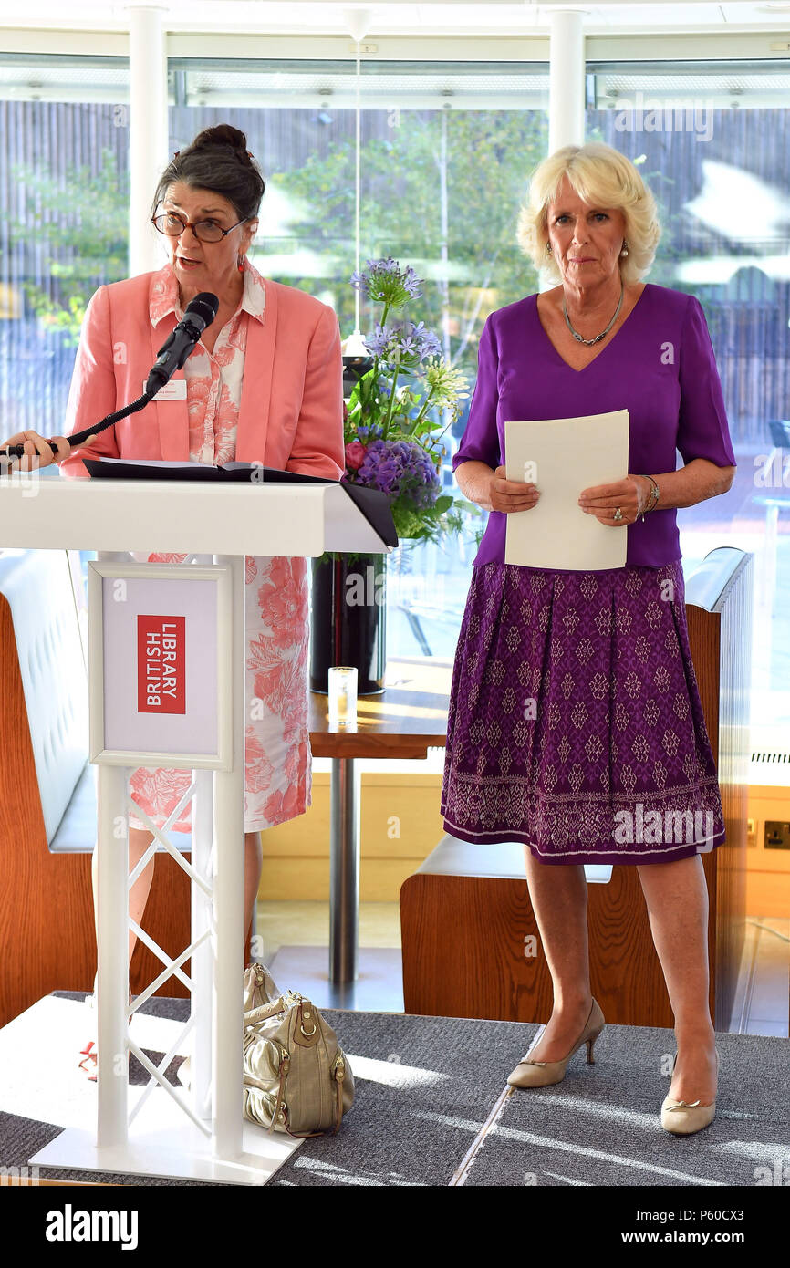 Dame Marina Warner, Präsident der Royal Society von Literatur (links) Als die Herzogin von Cornwall besucht einen Empfang in der British Library in London, der von der Königlichen Gesellschaft für Literatur, wo '40 unter 40' neue Stipendiaten werden eingesetzt. Stockfoto