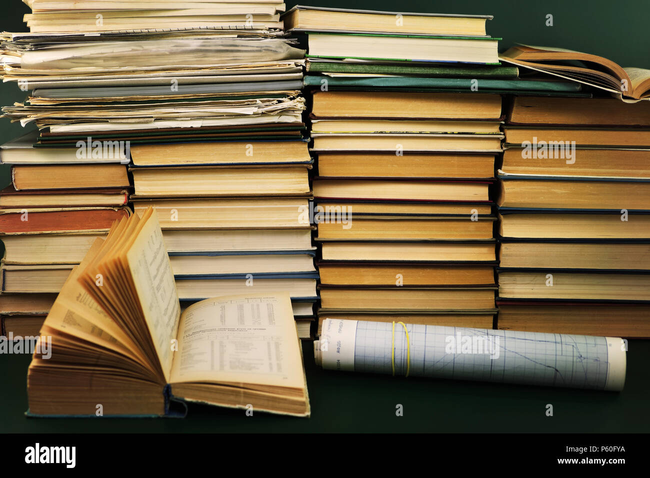 Eine geöffnete wissenschaftliche Nachschlagewerk auf dem Hintergrund der Bücher, Zeitschriften und andere Dokumente Stockfoto