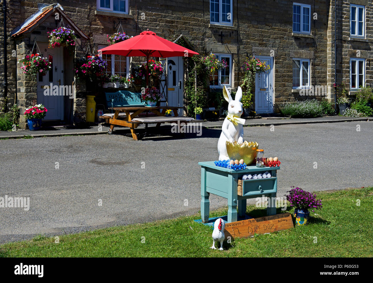 Eier zu verkaufen im Dorf Gillamoor, Ryedale, North Yorkshire, England, Großbritannien Stockfoto