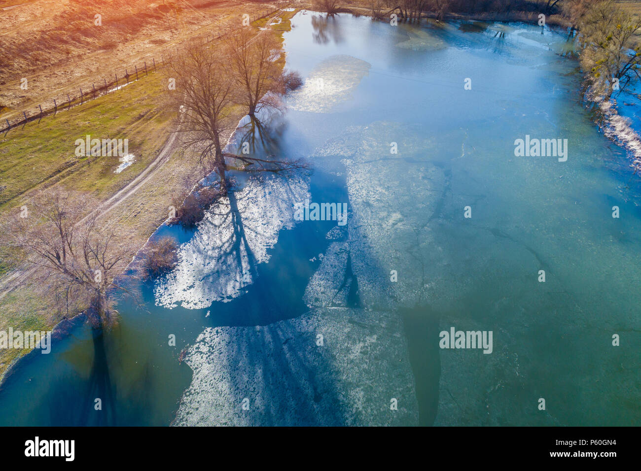 Luftaufnahme von einem Fluss mit schwimmenden Eis im frühen Frühling. Ländliche Landschaft. Wilde Natur Stockfoto