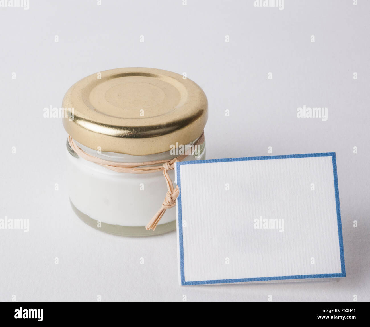 Kleines Glas Produkt jar mit leeres Etikett für das Hinzufügen von Text auf weißem Hintergrund Stockfoto
