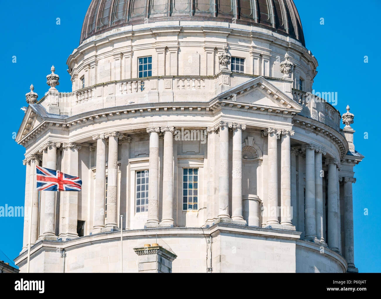 Nahaufnahme der Kuppel des Gebäudes im Stil des Edwardian Baroque in Liverpool mit der Flagge von Union Jack und blauem Himmel Stockfoto