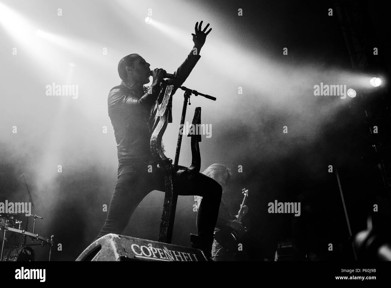 Dänemark, Kopenhagen, 22. Juni 2018. Der norwegischen Black Metal Band Satyricon führt ein Live Konzert während der dänischen Heavy Metal Festival Copenhell 2018 in Kopenhagen. Hier Sänger Satyr gesehen wird live auf der Bühne. (Foto: Gonzales Foto - Peter Troest). Stockfoto