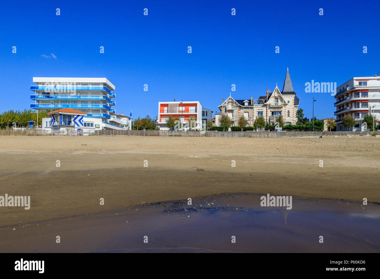 Frankreich, Charente Maritime, Saintonge, Côte de Beauté, Royan, Strand Grande Conche mit die Villen am Meer // Frankreich, Charente-Maritime (17), Sa Stockfoto