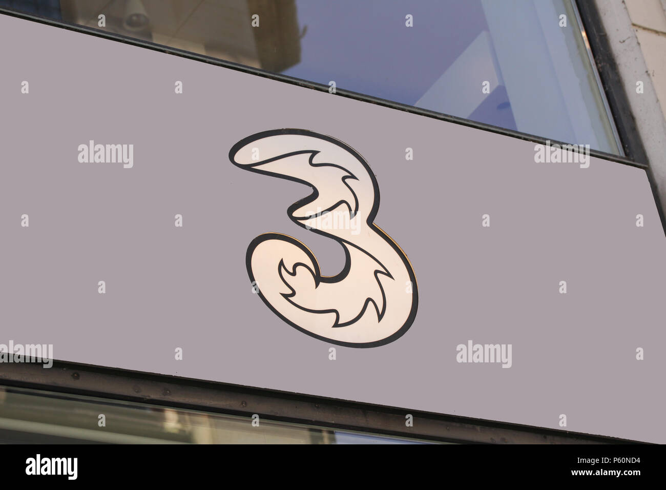Kopenhagen, Dänemark - Juni 26, 2018: 3 logo Anmelden Shop Bereich. 3 ist eine globale Marke, unter denen mehrere Mobilfunk und Breitband Intern Stockfoto