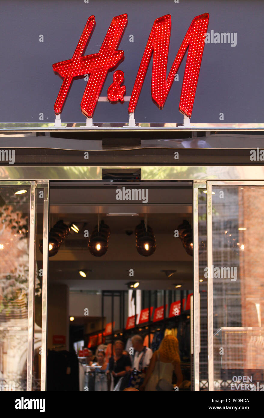Kopenhagen, Dänemark - 26. Juni 2018: H&M Store Logo Zeichen an Intrance.  H&M Hennes & Mauritz AB ist eine schwedische multinationale Retail -  Kleidung Firma Stockfotografie - Alamy