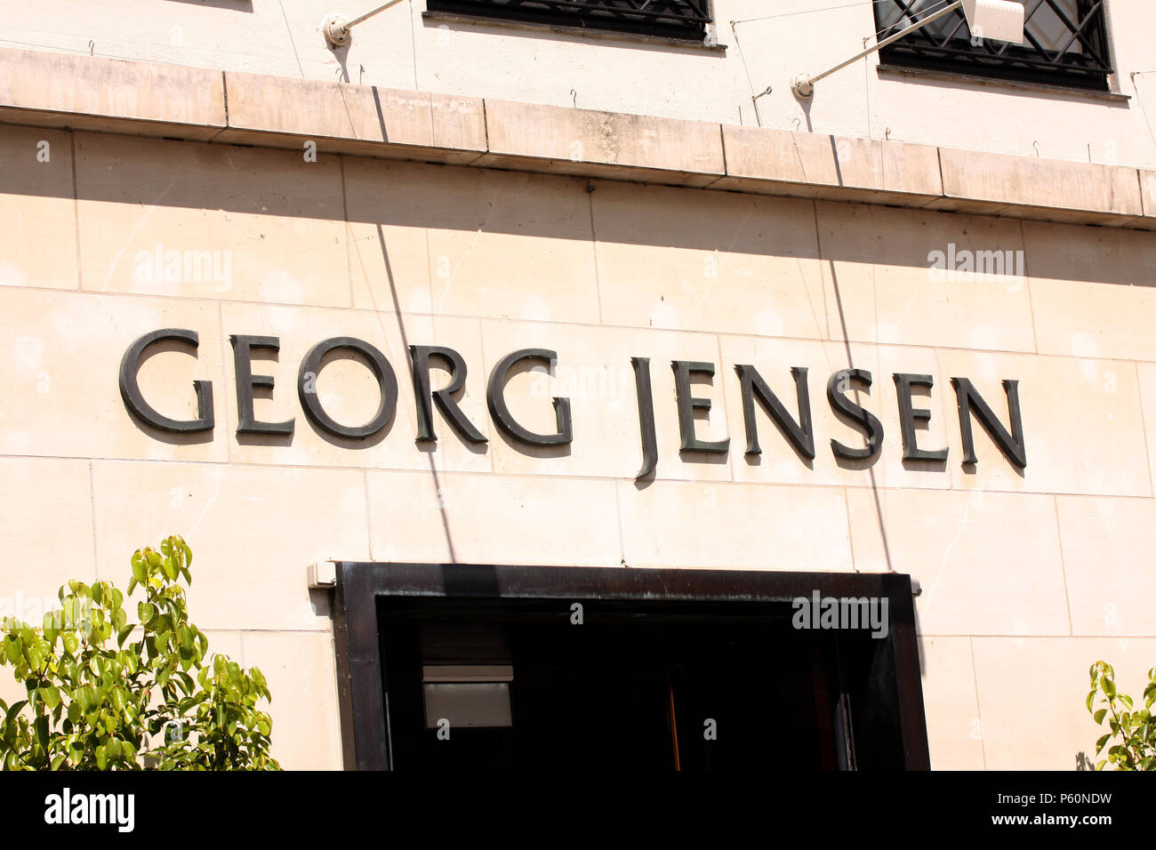Kopenhagen, Dänemark - 26. Juni 2018: Georg Jensen logotypesign Panel auf Speichern. Das berühmte dänische Luxus Schmuck und Silberwaren Marke vertreten Welt w Stockfoto