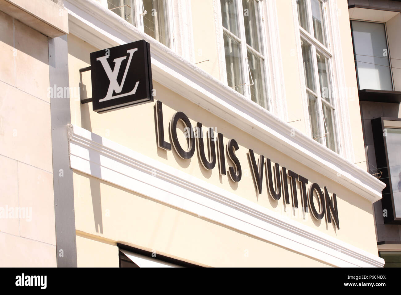 Kopenhagen, Dänemark - 26. Juni 2018: Louis Vuitton Logo Schild auf Shop. Louis Vuitton ist eine berühmte High End Fashion House Hersteller und Luxus r Stockfoto