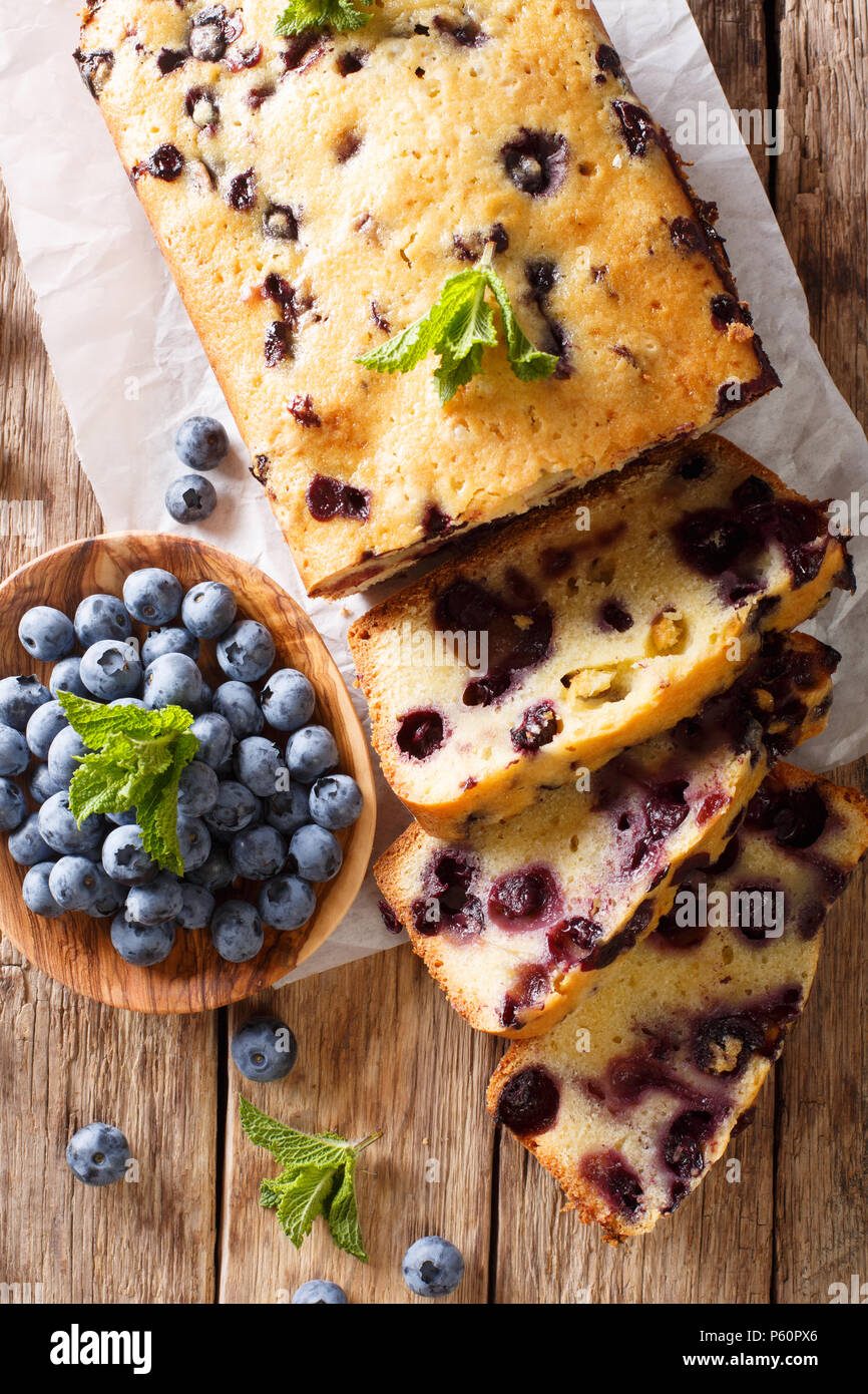 Frische Heidelbeeren Laib Brot muffin Kuchen mit Minze closeup auf einem Tisch. Senkrechte Draufsicht von oben Stockfoto