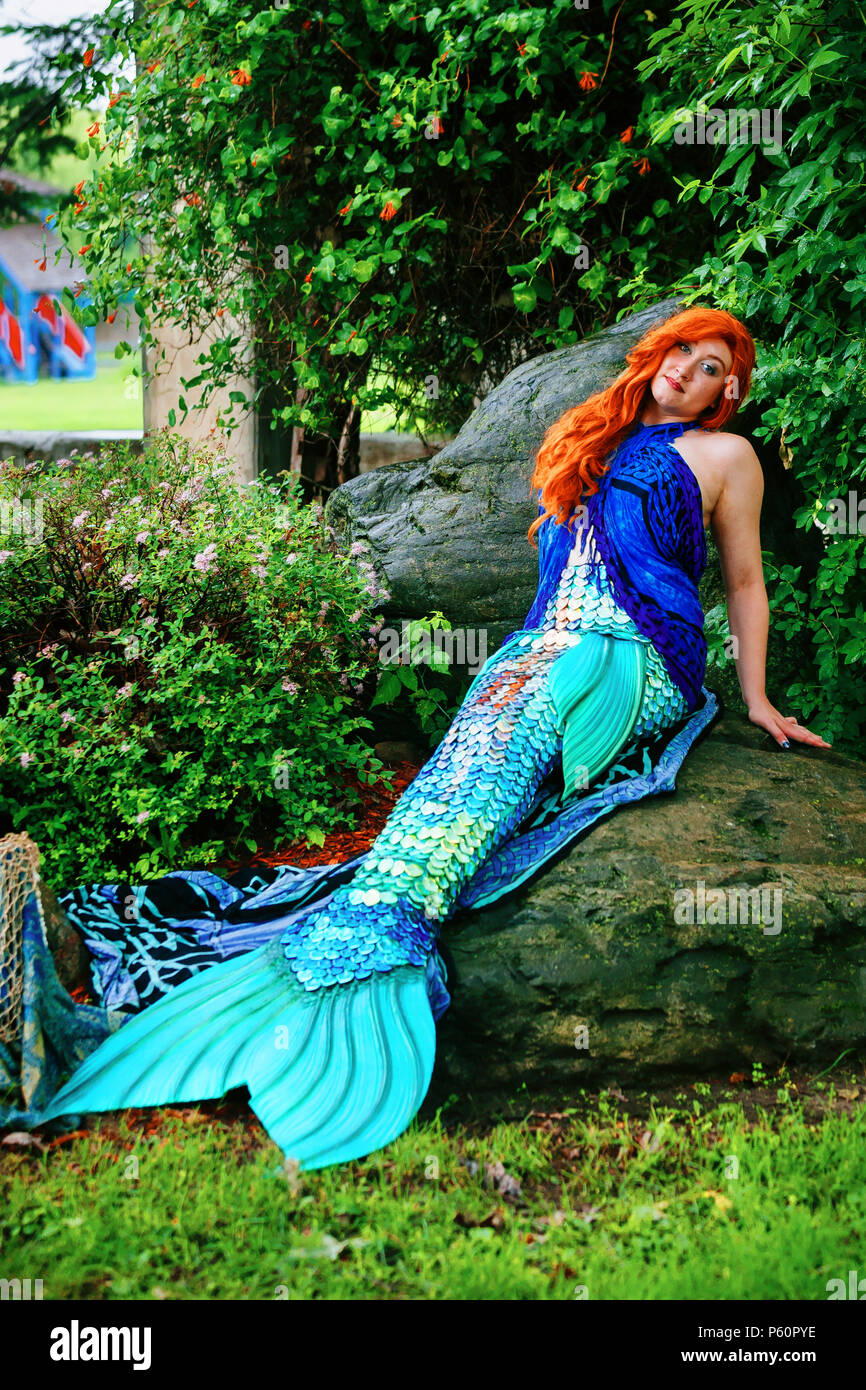 Eine Renaissance Faire Schauspieler mermaid schildert ihre spielerische Charakter, während Stockfoto