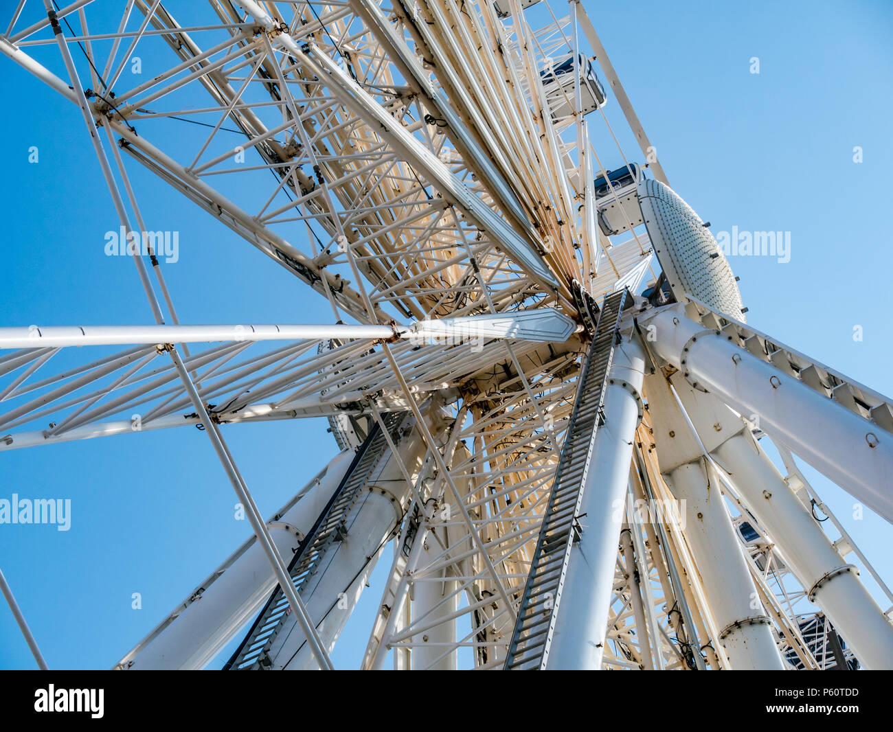 Nahaufnahme der Streben des Riesenrads Wheel of Liverpool, Kheel Wharf, Liverpool, England, Großbritannien, mit blauem Himmel, der Kontrast schafft Stockfoto