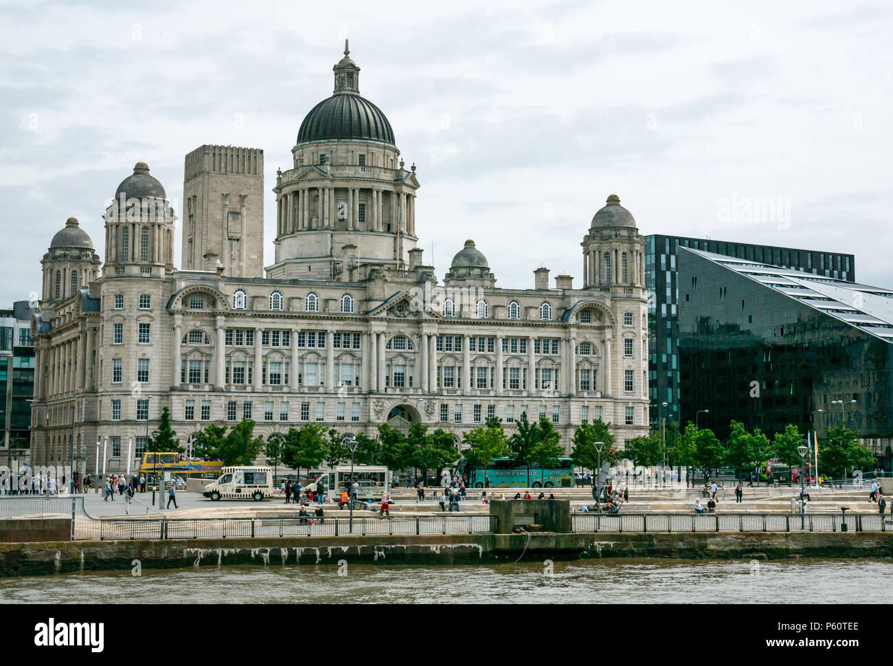 Eine der drei Grazien, gewölbtes Edwardianisches Grandhotel Barockstil Hafen von Liverpool Building, Pier Head, Liverpool, England, UK von Fluss Mersey gesehen Stockfoto