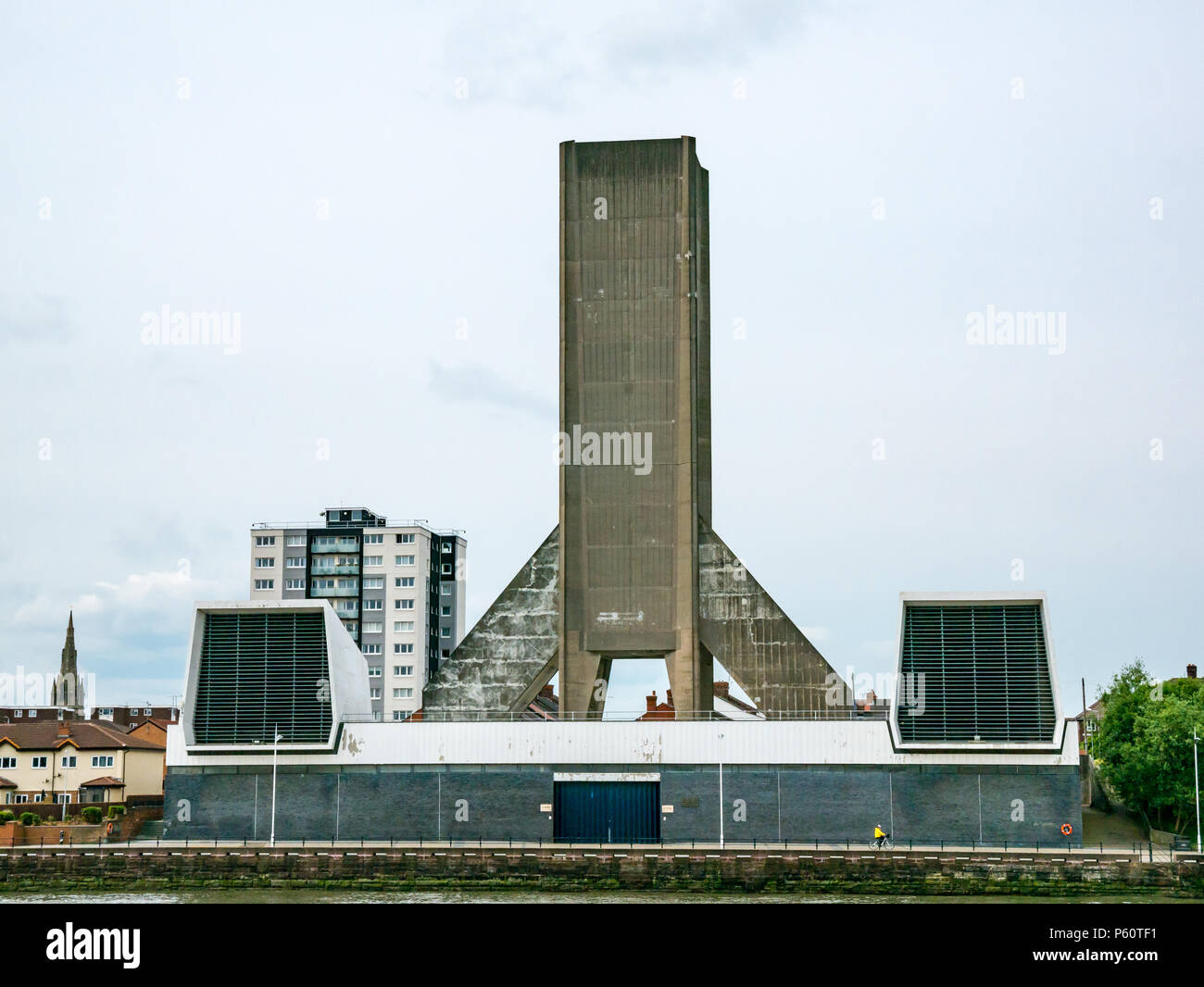 1930 Kingsway Tunnel Lüftungsschlitze, Birkenhead, Merseyside, England, UK. Krasse Belüftung Welle Tower für Tunnel unter dem Fluss Mersey Stockfoto