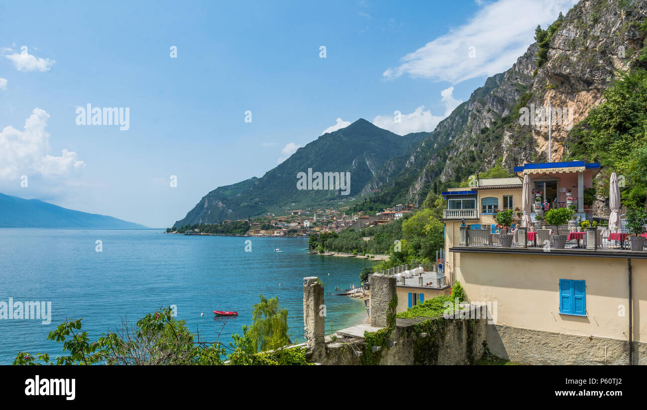 Hotel am Gardasee in Limone sul Garda, einer kleinen Stadt mit Blick auf den Gardasee Stockfoto