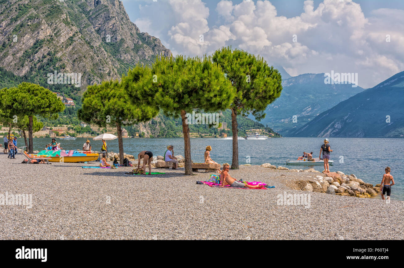 Menschen am Strand, Limone Sul Garda, Gardasee, Provinz Brescia, Lombardei, Italien, Europa Stockfoto