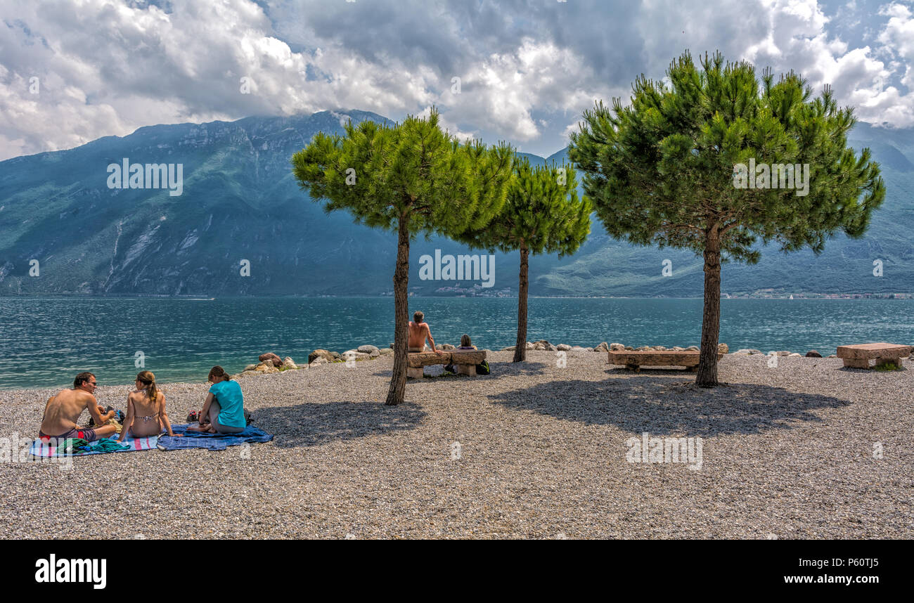 Menschen am Strand, Limone Sul Garda, Gardasee, Provinz Brescia, Lombardei, Italien, Europa Stockfoto